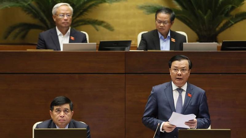 Chiều 31/10, sau nhiều ý kiến đại biểu về ngân sách, Bộ trưởng Bộ Tài chính Đinh Tiến Dũng được mời phát biểu tại Quốc hội.