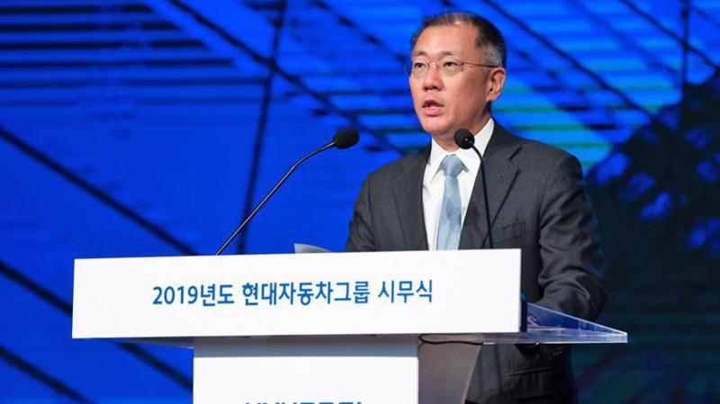 Phó chủ tịch Hyundai Motor Group Euisun Chung có bài phát biểu năm mới đầu tiên trước nhân viên ngày 2/1 tại Seoul, Hàn Quốc - Ảnh: Reuters.