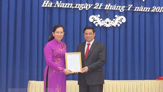 Trưởng ban Tổ chức Trung ương Phạm Minh Chính trao quyết định của Bộ Chính trị cho bà Lê Thị Thủy.