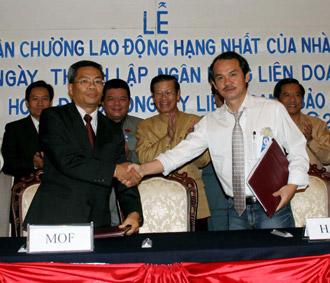 Đại diện Bộ Tài chính Lào và Công ty Cổ phần Hoàng Anh Gia Lai.