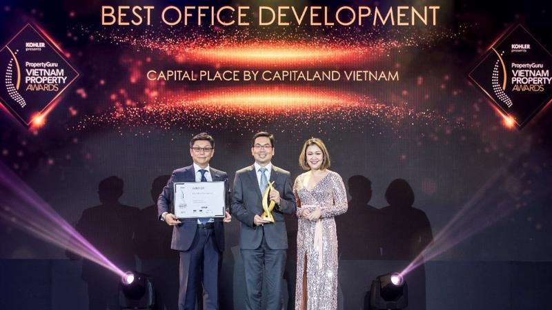 Đại diện CapitaLand nhận giải thưởng Dự án văn phòng tốt nhất cho dự án Capital Place tại Hà Nội
