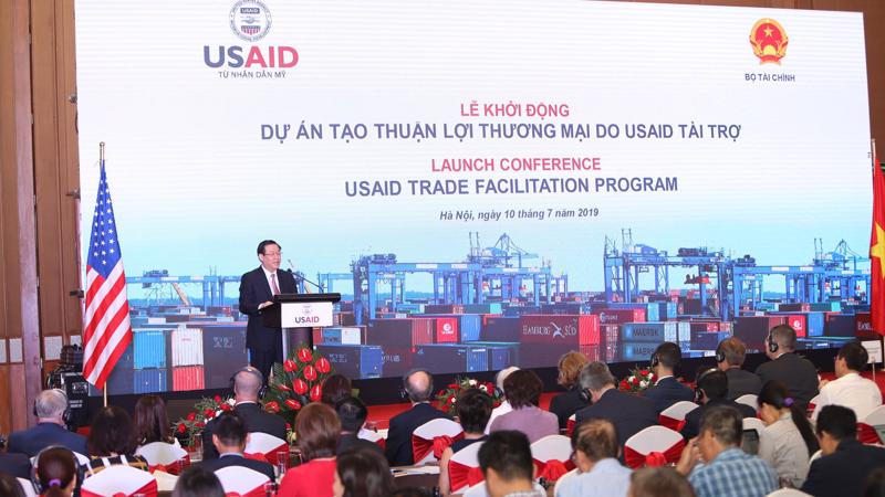 Phó thủ tướng Vương Đình Huệ tại sự kiện khởi động Dự án Tạo thuận lợi thương mại do USAID tài trợ - Ảnh: VGP.