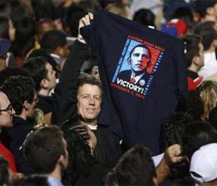 Người ủng hộ giơ chiếc áo in hình ông Obama trong cuộc tuần hành mừng chiến thắng của ứng cử viên Đảng Dân chủ tại Chicago (Mỹ) - Ảnh: Reuters.