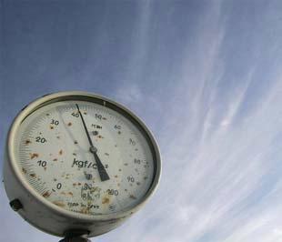 Đồng hồ đo áp tại một trạm trung chuyển khí đốt tại Ukraine, ngày 12/1/2009. Nga đã cam kết sẽ bắt đầu cung cấp khí đốt trở lại cho châu Âu từ sáng ngày thứ Ba (13/1) - Ảnh: Reuters.