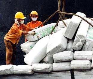 Nhập siêu thấp trong mấy tháng qua cũng có nguyên nhân từ việc kiềm chế nhập khẩu - Ảnh: Việt Tuấn.