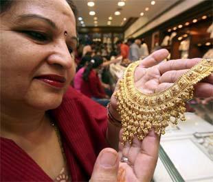 Số liệu của Hiệp hội Vàng Bombay cho hay, nhập khẩu vàng của Ấn Độ - nước tiêu thụ nhiều vàng nhất thế giới - trong tháng 2 vừa qua đã giảm tháng thứ tư liên tiếp, về mức gần như không có gì - Ảnh: Reuters.