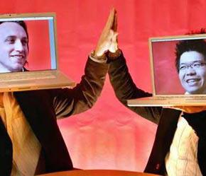 Hai nhà đồng sáng lập YouTube Steve Chen và Chad Hurley giành giải thưởng "Webby-nhân vật của năm".