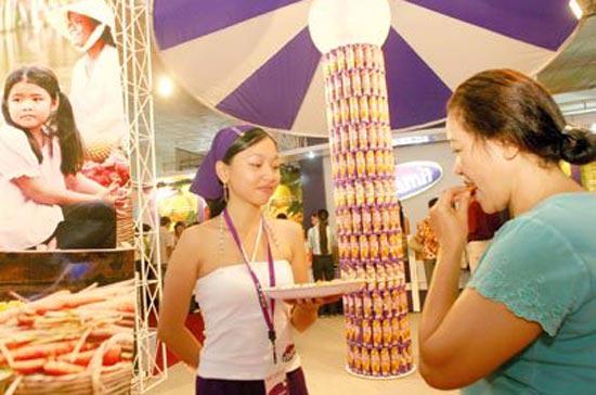  Nhân viên của Vinamit - một doanh nghiệp tư nhân khá thành công trong lĩnh vực chế biến nông sản - tiếp thị sản phẩm trong một hội chợ - Ảnh: Lê Toàn.