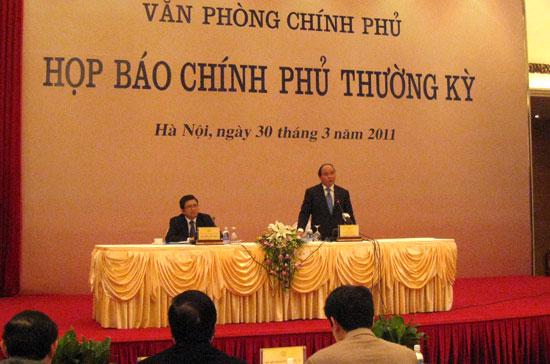 Thống đốc Nguyễn Văn Giàu và Bộ trưởng Nguyễn Xuân Phúc đồng chủ trì họp báo chiều 30/3.