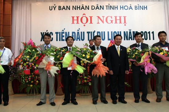 Chủ tịch UBND tỉnh Hòa Bình Bùi Văn Tỉnh trao giấy chứng nhận đầu tư dự án cho các doanh nghiệp.