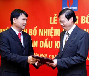 Ông Đinh La Thăng, Chủ tịch Hội đồng Quản trị Petro Vietnam trao quyết định bổ nhiệm Tổng giám đốc cho ông Phùng Đình Thực (bên phải).