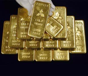 Khi bong bóng trên thị trường hàng hóa “xì hơi” và mọi loại hàng hóa bị ồ ạt bán tháo thời gian qua, vàng có lúc đã tụt về mức 680 USD/oz trong tháng 11, trước khi phục hồi lên mức 880 USD/oz hiện nay - Ảnh: Reuters.