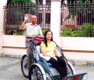 Ông Đỗ Anh Thư trong một chuyến du lịch tại Nha Trang.