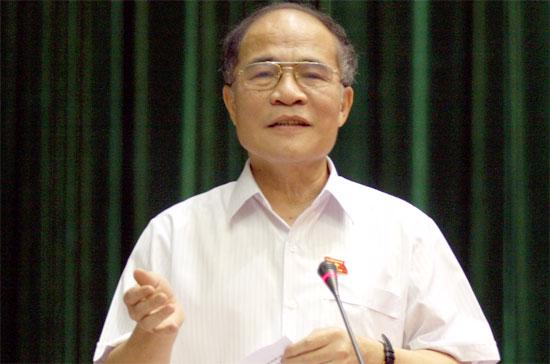 Phó thủ tướng Nguyễn Sinh Hùng trả lời chất vấn trước Quốc hội - Ảnh: Trần Thế Dũng.