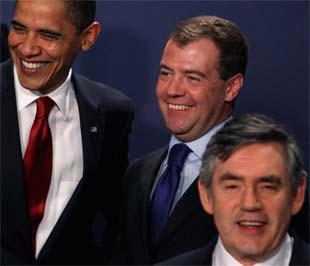 Tổng thống Mỹ Barack Obama, Tổng thống Nga Dmitry Medvedev và Thủ tướng Anh Gordon Brown tại hội nghị thượng đỉnh của nhóm G20 - Ảnh: Getty Images.