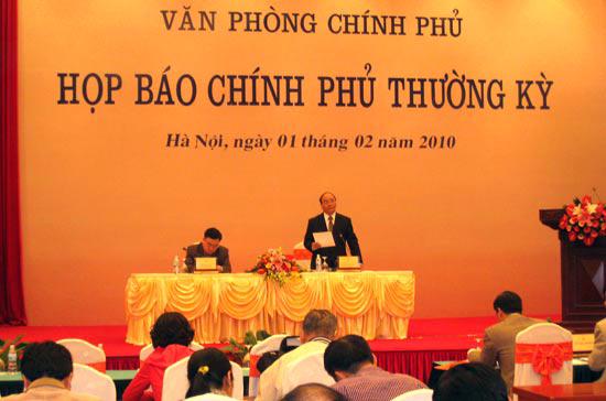 Bộ trưởng Nguyễn Xuân Phúc chủ trì buổi họp báo chiều 1/2 - Ảnh: Từ Nguyên.