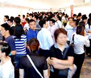 Sinh viên Trung Quốc tại một hội chợ việc làm tổ chức gần đây tại Bắc Kinh.