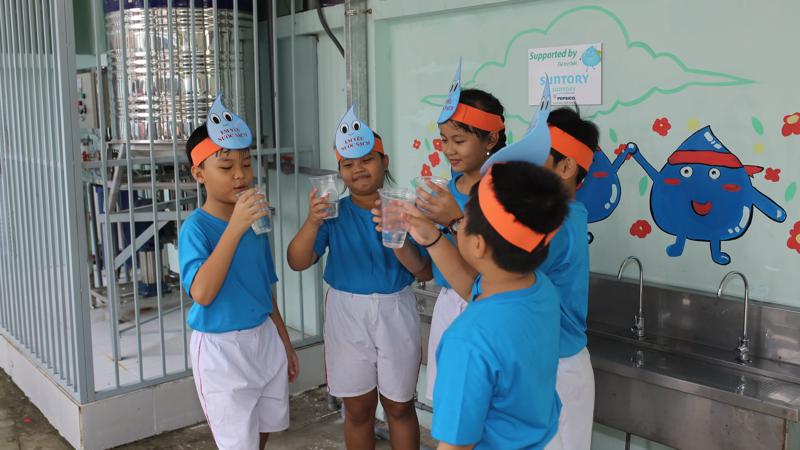 Các em nhỏ thụ hưởng công trình nước sạch thuộc khuôn khổ chương trình “Mizuiku - Em yêu nước sạch”.