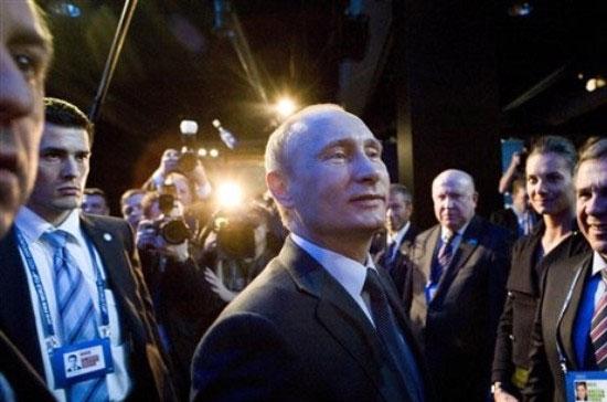 Thủ tướng Nga Vladimir Putin chúc mừng đoàn đại biểu Nga sau khi nhận được thông tin nước này đã giành quyền đăng cai World Cup 2018 - Ảnh: AP.