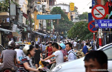 Tắc đường, muộn giờ làm luôn là nỗi lo của người dân khu trung tâm Hà Nội.