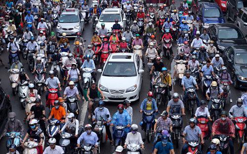 Trên địa bàn Thủ đô hiện có gần 5,9 triệu phương tiện giao thông đang hoạt động, trong đó hơn 596.000 ôtô, còn lại chủ yếu là xe máy. <br>