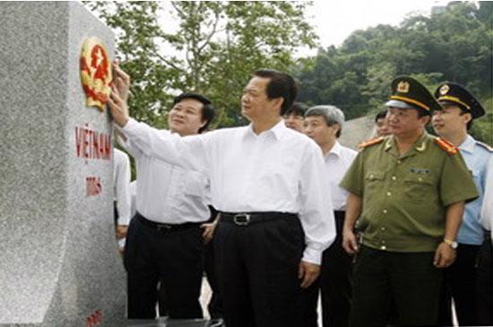 Thủ tướng Nguyễn Tấn Dũng thăm cột mốc 1116 Biên giới Việt Nam-Trung Quốc - Ảnh: Đức Tám (TTXVN)