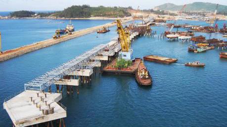 Cảng chuyên dùng Hòa Phát Dung Quất là một hạng mục quan trọng thuộc Dự án đầu tư Khu liên hợp sản xuất thép Hòa Phát Dung Quất.