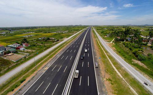 Thủ tướng đã phê duyệt quy hoạch phát triển mạng đường bộ cao tốc Việt 
Nam đến năm 2020 và định hướng đến 2030, trong đó sẽ phát triển mạng 
đường bộ cao tốc Việt Nam gồm 21 tuyến với tổng chiều dài 6.411 km.