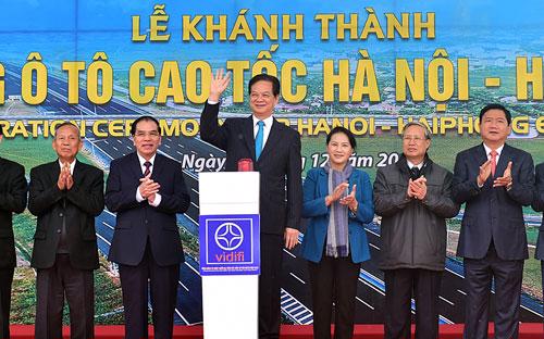 Thủ tướng Nguyễn Tấn Dũng phát lệnh thông xe tuyến cao tốc Hà Nội - Hải Phòng chiều 5/12.<br>