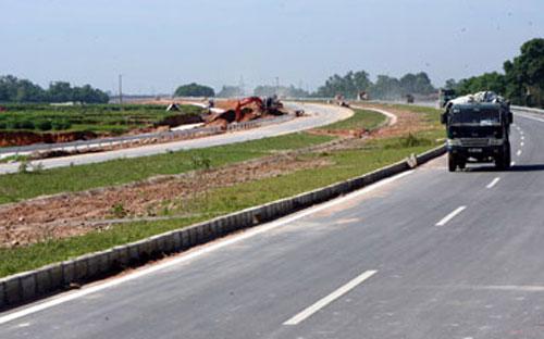 Dự án cao tốc Hà Nội - Thái Nguyên, trong khi đoạn trên địa phận tỉnh Thái Nguyên đã thông xe thì phía Hà Nội vẫn chưa xong mặt bằng.<br>