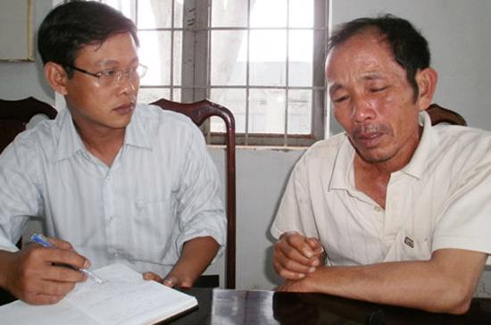 Ông Lộ Văn Quận (phải) rơi nước mắt khi trình báo với cơ quan chức năng địa phương việc gia đình ông lâm nợ do doanh nghiệp Lan Diệu không trả tiền 5 tấn cà phê ông đã ký gửi - Ảnh: Nld