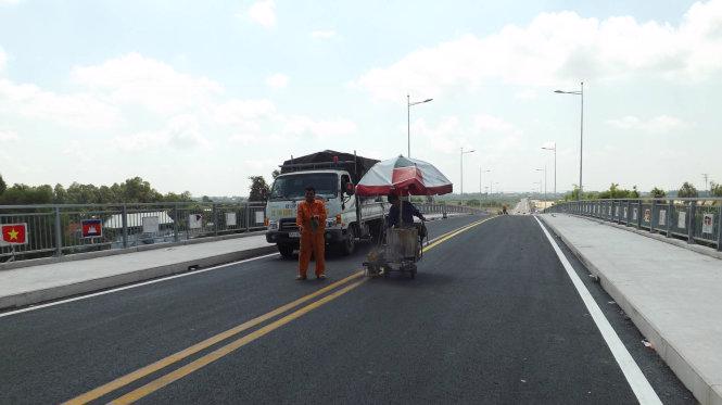 Cầu Long Bình - Chrey Thom là tuyến đường bộ ngắn nhất nối thủ đô Phnom Pênh với Việt Nam.