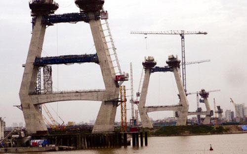 Cầu Nhật Tân, một trong những công trình của Hà Nội đang có nguy cơ không đảm bảo hoàn thành đúng tiến độ.<br>