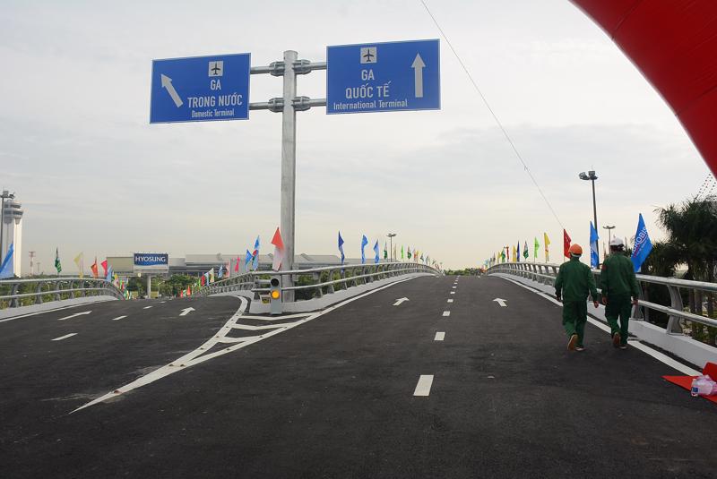 Thông xe tại cầu vượt nút giao Trường Sơn - Tân Sơn Nhất - Bình Lợi - Vành đai ngoài.