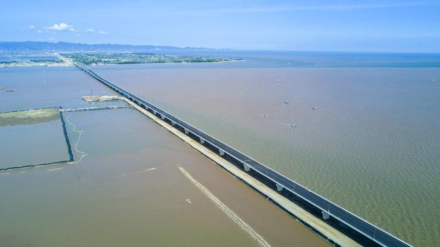 Toàn cảnh cây cầu vượt biển dài nhất Việt Nam.