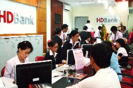 Khách hàng giao dịch tại HDBank.
