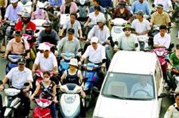 Người dân Hà Nội phải thường xuyên đối mặt với việc tắc nghẽn giao thông nhưng vấn đề quan trọng này lại chưa thấy thể hiện trong dự án quy hoạch lại Hà Nội - Ảnh: Lê Toàn.