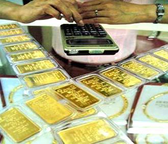 So với thời điểm đầu tuần, giá vàng SJC bán ra tăng 30.000 (1,6%) đồng/chỉ, giá vàng Bảo Tín Minh Châu tăng 33.000 đồng/chỉ (1,8%).