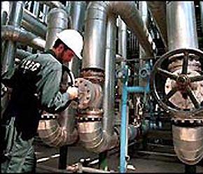 Sản xuất dầu tại Iran.