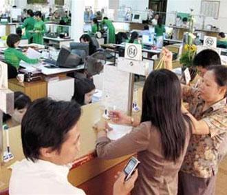 Khách hàng giao dịch tại Vietcombank chi nhánh Tp.HCM.