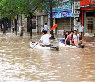 Bơi thuyền trên đường phố Hà Nội - Ảnh: VNN.