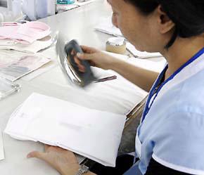 Ở những khu công nghiệp tập trung, mức lương cao không đáng kể nhưng giá cả sinh hoạt, dịch vụ lại khá cao khiến đời sống của nhiều công nhân gặp khó khăn - Ảnh: Việt Tuấn.