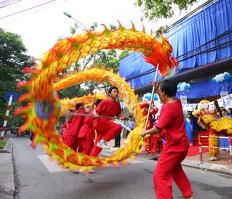 Năm âm lịch Mậu Tý đang đến, đi cùng với bao hy vọng và lo toan - Ảnh: Việt Tuấn.