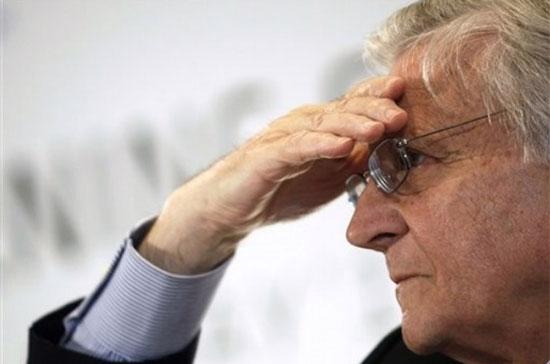 Chủ tịch ECB Jean-Claude Trichet tại một cuộc họp báo do ECB tổ chức mới đây tại Lisbon (Bồ Đào Nha). ECB đã sẵn sàng cho việc mua vào trái phiếu chính phủ và doanh nghiệp thuộc khu vực sử dụng đồng tiền chung châu Âu (Eurozone) để đảm bảo tính thanh khoản cho thị trường - Ảnh: AP.