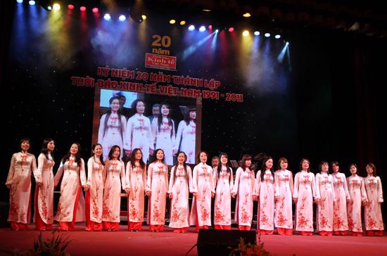 Dàn đồng ca gồm 20 nữ phóng viên, biên tập viên của Thời báo Kinh tế Việt Nam, trong phần trình bày ca khúc viết riêng cho Thời báo nhân dịp tròn 20 tuổi.