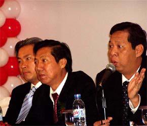 (Từ phải qua) Ông Trần Lệ Nguyên - CEO của Công ty Cổ phần Kinh Đô (KDC), ông Trần Kim Thành - CEO của Công ty Cổ phần Kinh Đô miền Bắc (NKD) và ông Don Lam - CEO của Công ty Quản lý quĩ VinaCapital tại đại hội cổ đông của KDC ngày 12/4/2007 tại khách sạn Sofitel Plaza Saigon.