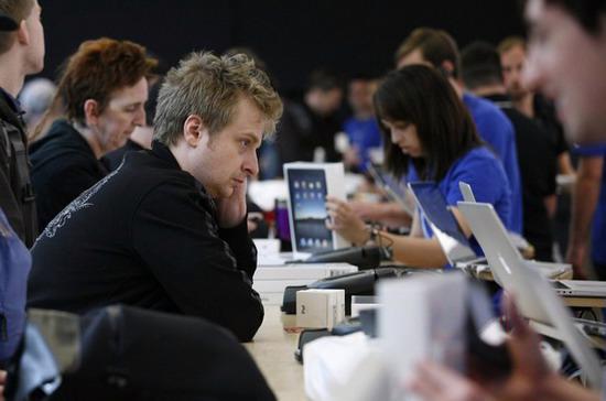 Nhu cầu iPad tại Mỹ khiến iPad cũng thấy ngạc nhiên - Ảnh: Reuters.