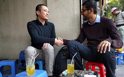 Tổng giám đốc điều hành Google, ông Sundar Pichai cùng cha đẻ Flappy Bird Nguyễn Hà Đông tại một quán trà trên vỉa hè Hà Nội, ngày 22/12 - Ảnh: Google Việt Nam.<br>