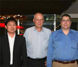 Từ trái sang: Ông Huỳnh Dư An, ông Horst Geicke và tân Tổng giám đốc Euro Auto Horst Herdtle.