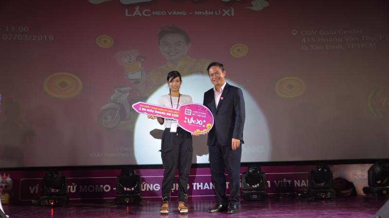 Chị Trần Thị Thơm, khách hàng may mắn trúng giải xe Honda SH của chương trình.